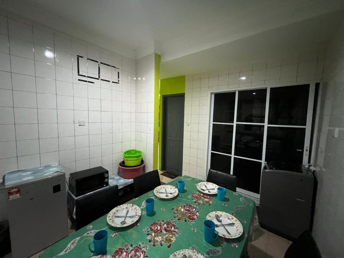 Hanif Homestay Kuching Exteriör bild